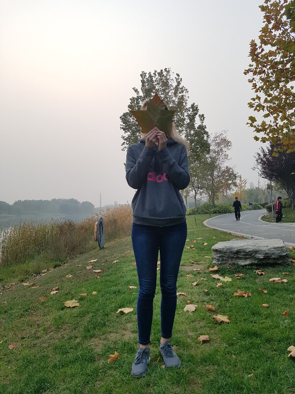 a picture of me holding a leaf with Longzi Lake Zhengzhou: fun in Zhengzhou